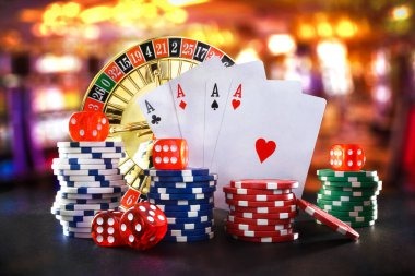 Live dealer showing Three Card Poker gameplay on paushoki slot